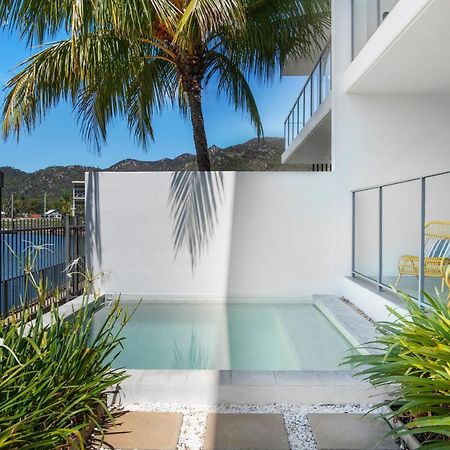 Peppers Blue On Blue Nelly Bay Exterior foto A private pool at a resort in Queensland, Australia