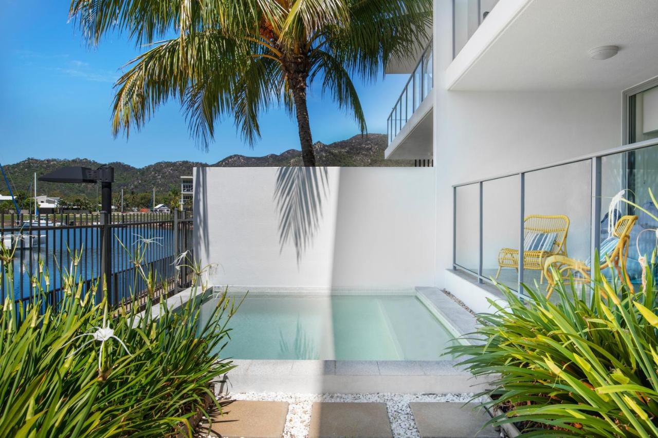 Peppers Blue On Blue Nelly Bay Exterior foto A private pool at a resort in Queensland, Australia