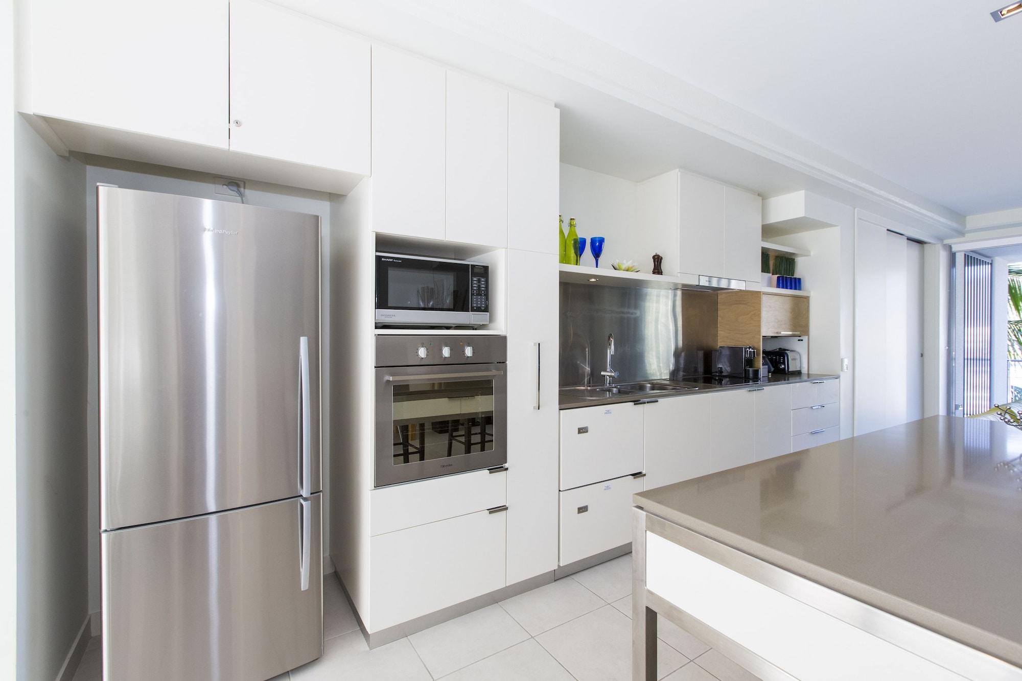 Peppers Blue On Blue Nelly Bay Exterior foto A modern kitchen