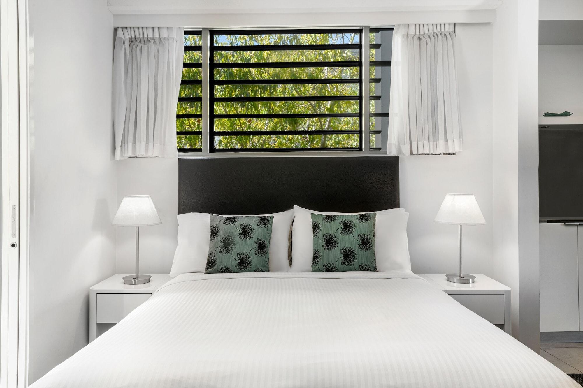Peppers Blue On Blue Nelly Bay Exterior foto A bedroom at the hotel
