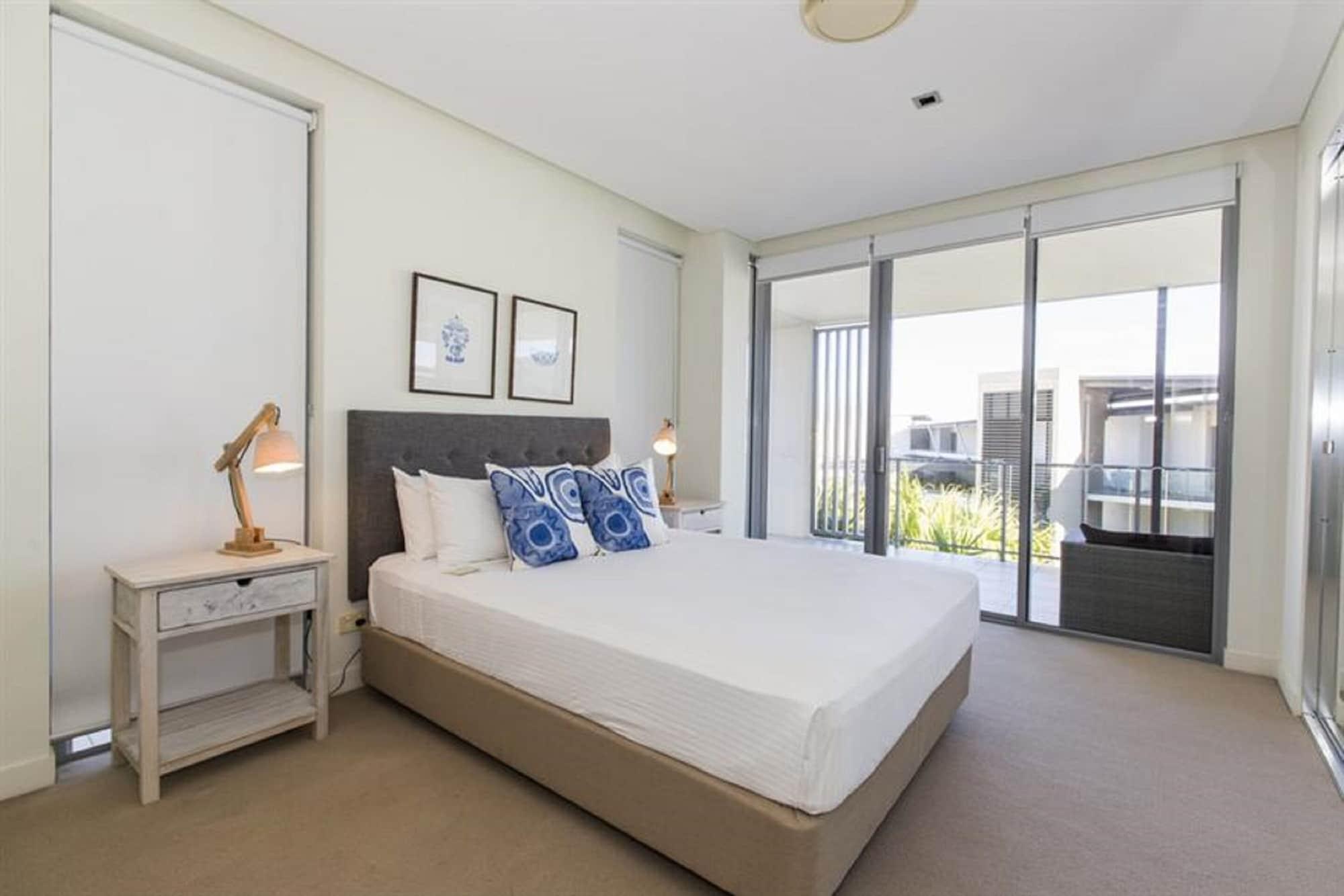 Peppers Blue On Blue Nelly Bay Exterior foto A bedroom in a typical apartment