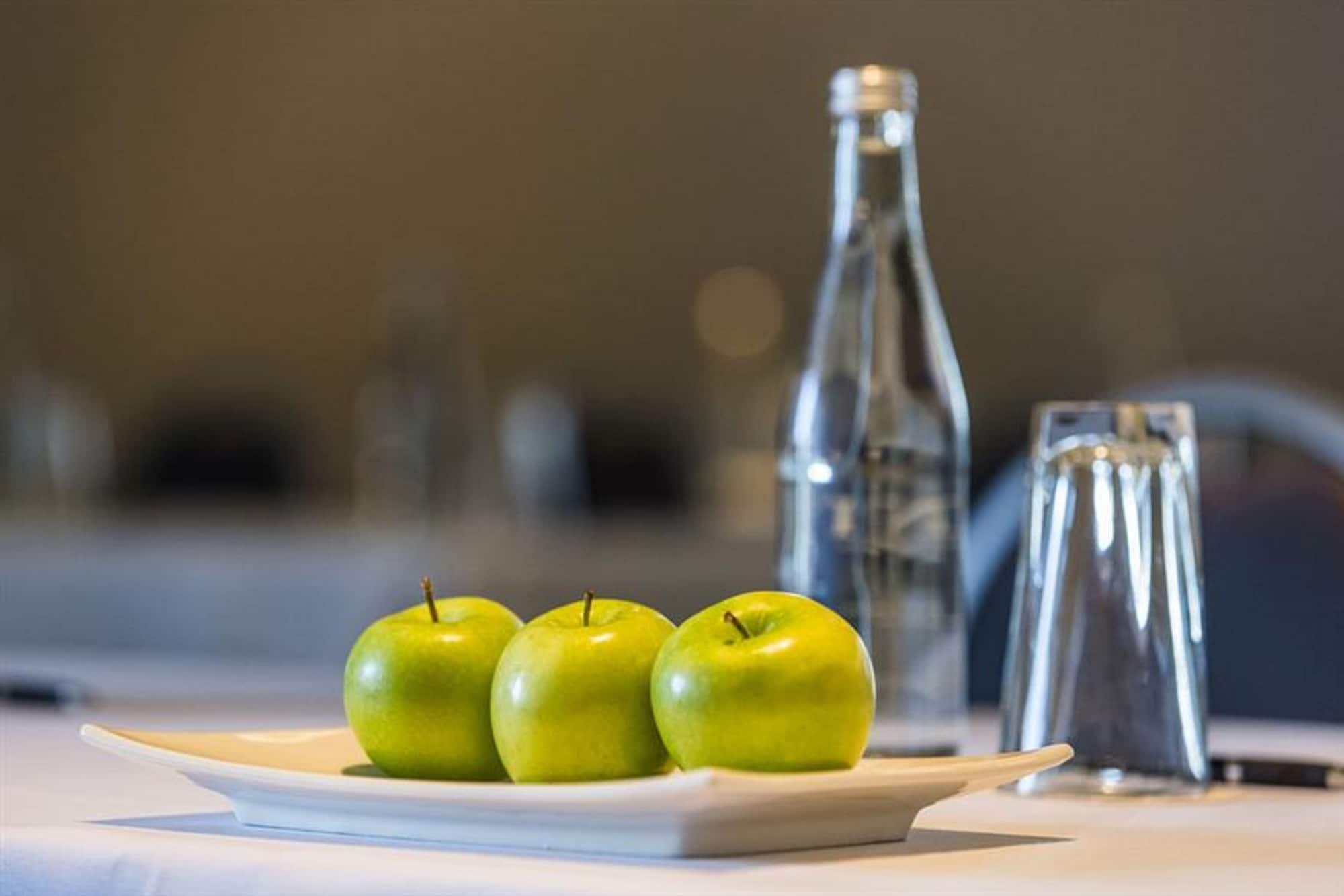 Peppers Blue On Blue Nelly Bay Exterior foto A bottle of water and apples on a table