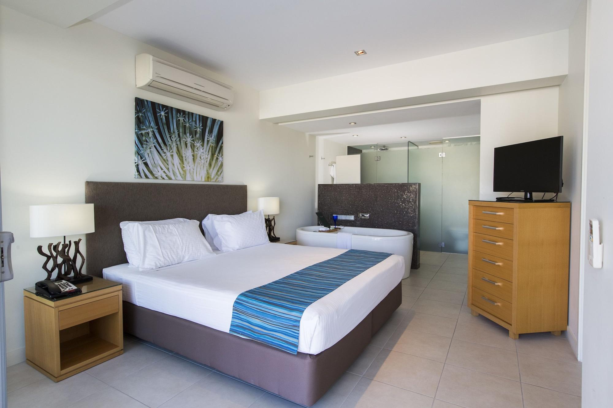Peppers Blue On Blue Nelly Bay Exterior foto A bedroom at the Mantra on Saltwater Island