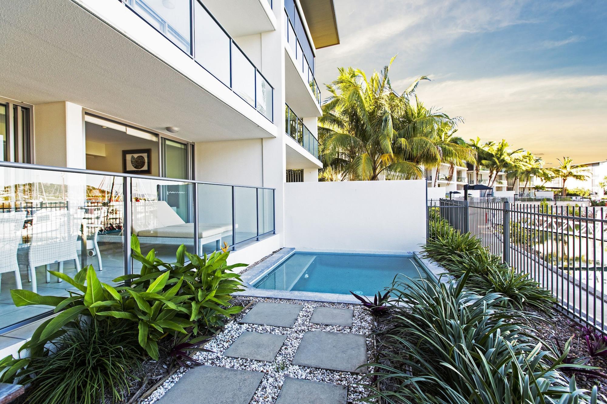 Peppers Blue On Blue Nelly Bay Exterior foto A pool at a private residence