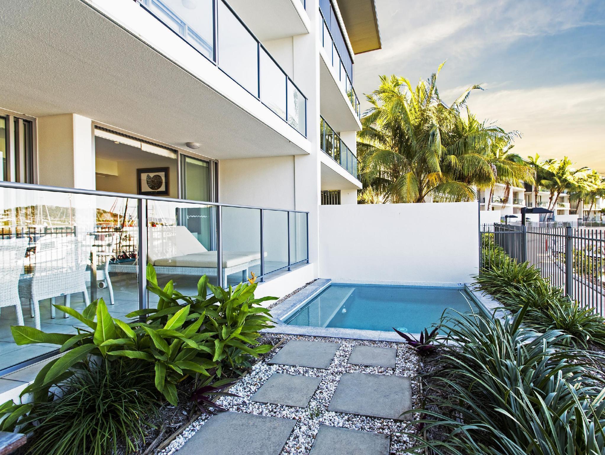 Peppers Blue On Blue Nelly Bay Exterior foto A pool at a private residence in Miami