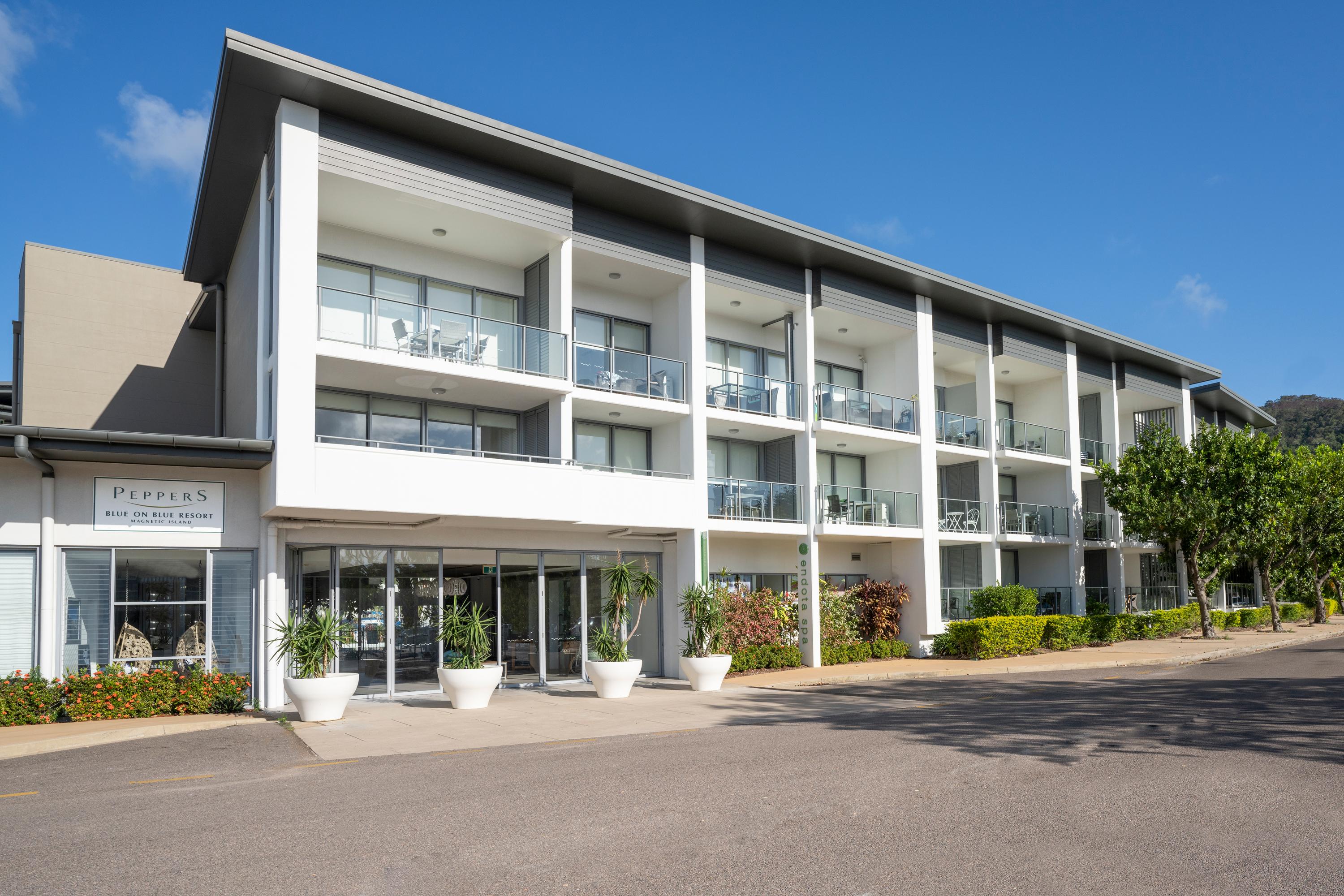 Peppers Blue On Blue Nelly Bay Exterior foto The Peak Hotel