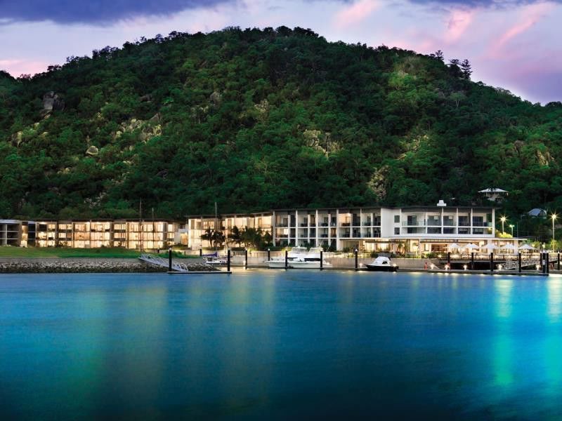 Peppers Blue On Blue Nelly Bay Exterior foto The resort at night
