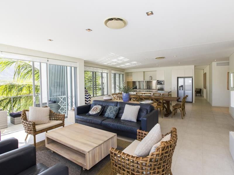Peppers Blue On Blue Nelly Bay Exterior foto A living room in a modern house