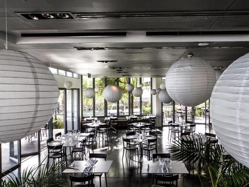 Peppers Blue On Blue Nelly Bay Exterior foto Interior of the restaurant