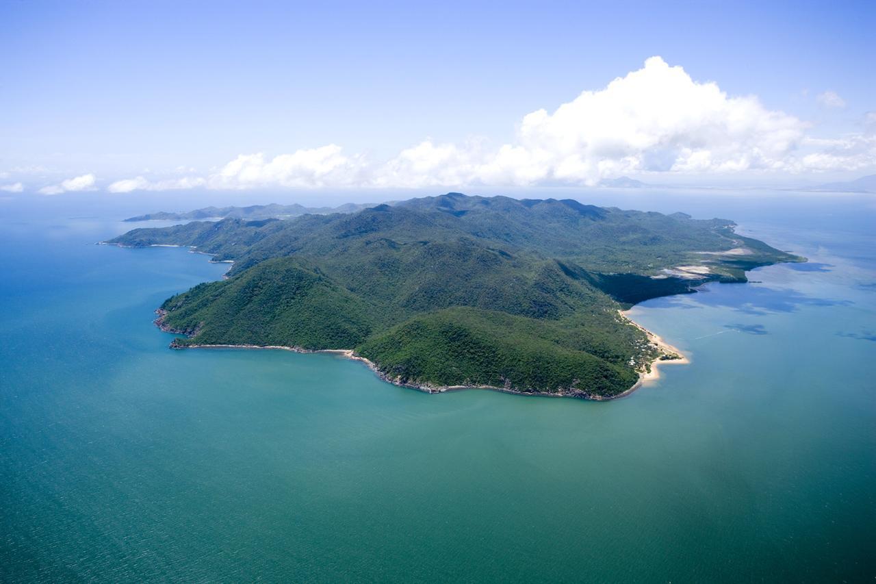 Peppers Blue On Blue Nelly Bay Exterior foto Aerial view of the island