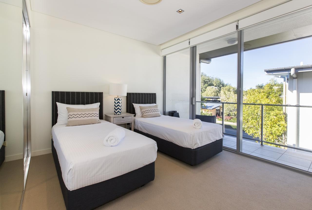 Peppers Blue On Blue Nelly Bay Exterior foto A bedroom with two single beds