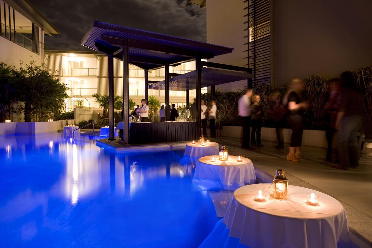Peppers Blue On Blue Nelly Bay Exterior foto The pool at the hotel