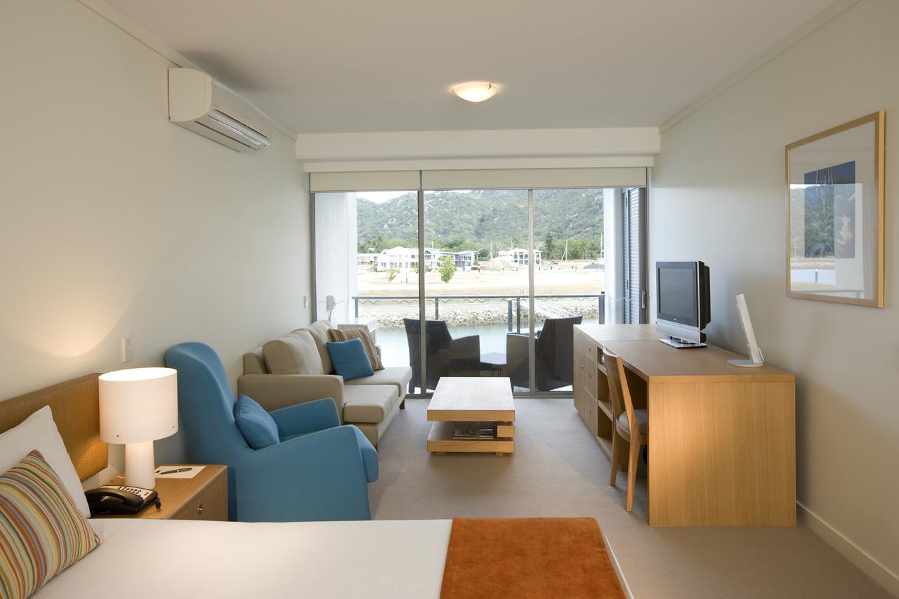 Peppers Blue On Blue Nelly Bay Exterior foto A typical apartment at the Village