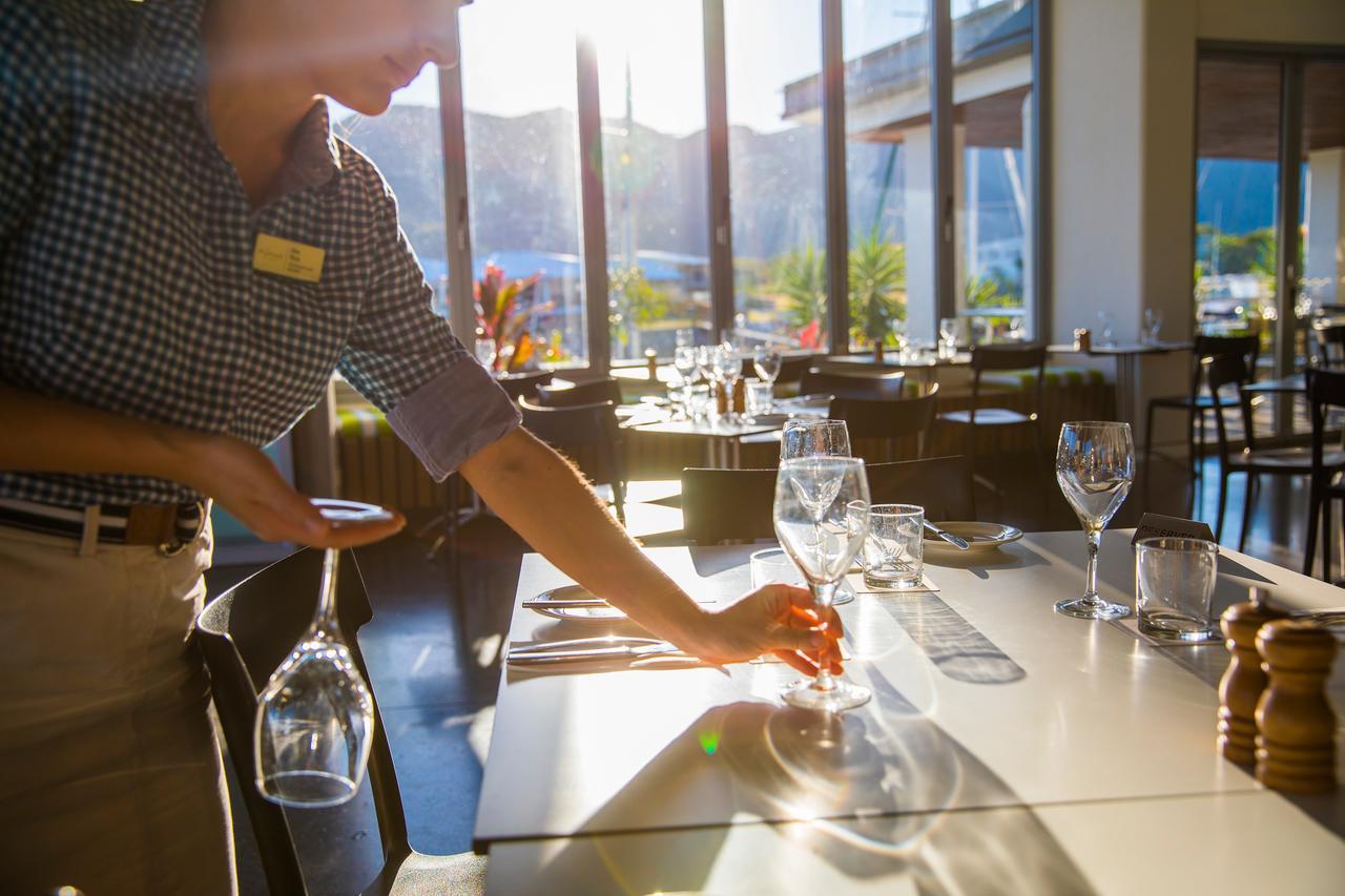 Peppers Blue On Blue Nelly Bay Exterior foto A waiter sets the table at a restaurant
