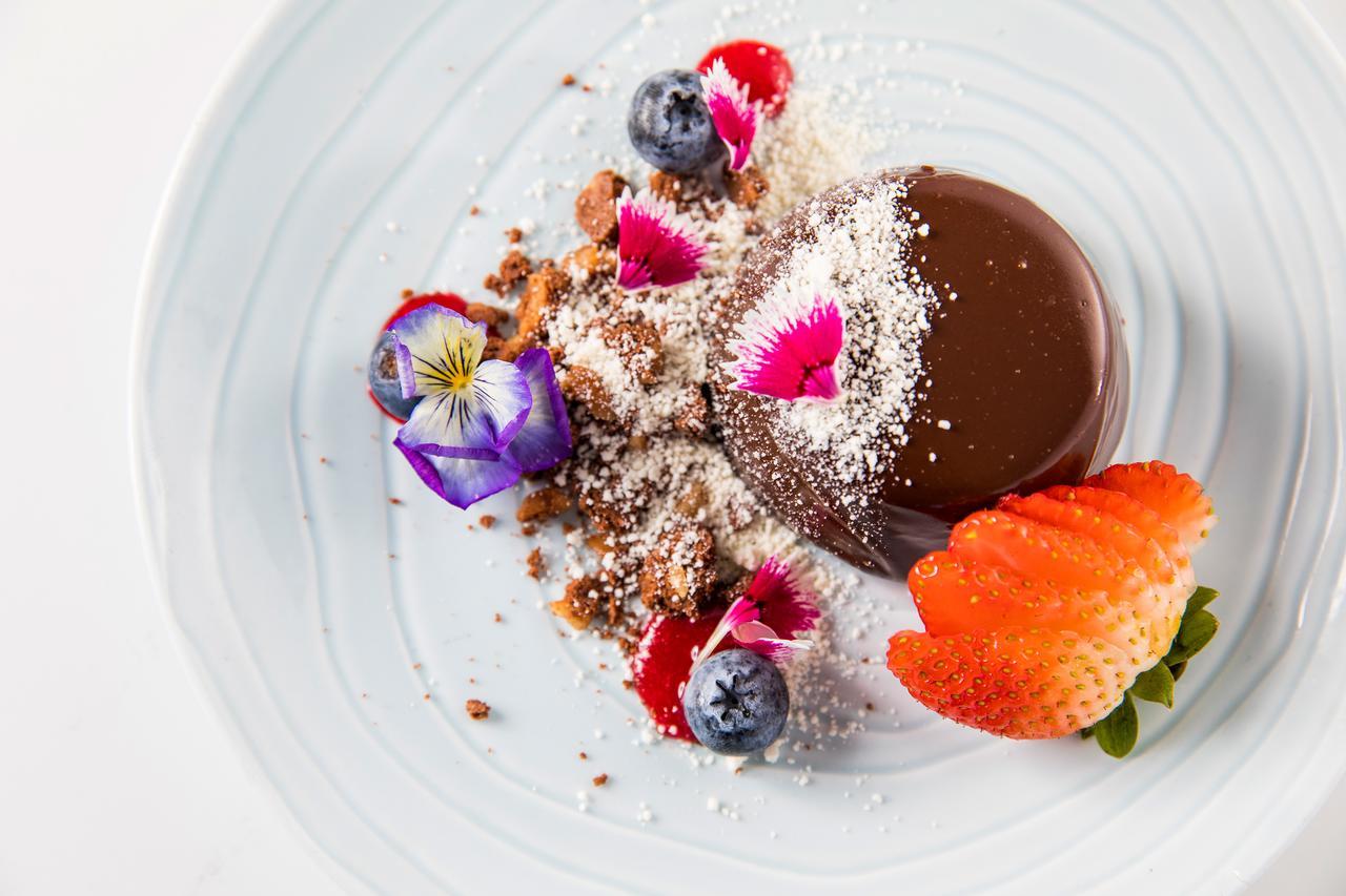 Peppers Blue On Blue Nelly Bay Exterior foto A chocolate dessert