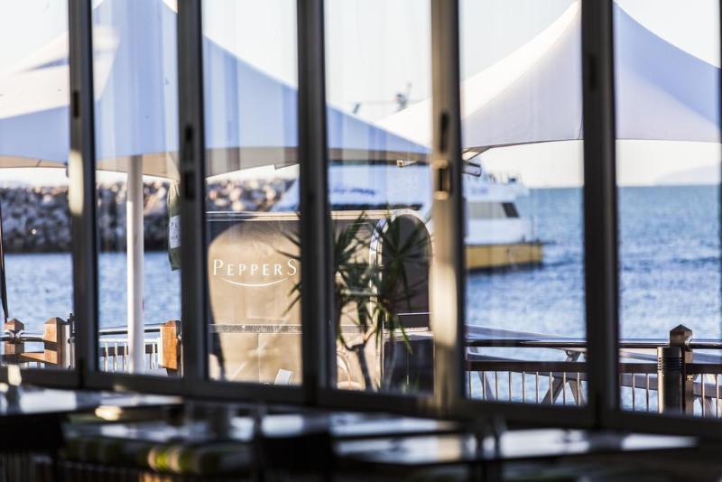 Peppers Blue On Blue Nelly Bay Exterior foto The interior of the restaurant