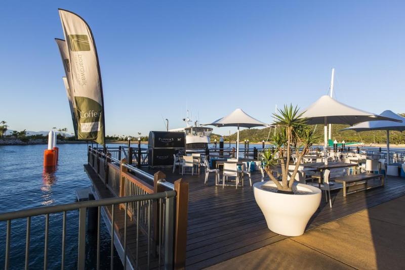 Peppers Blue On Blue Nelly Bay Exterior foto The Deck at Mooloolaba Marina